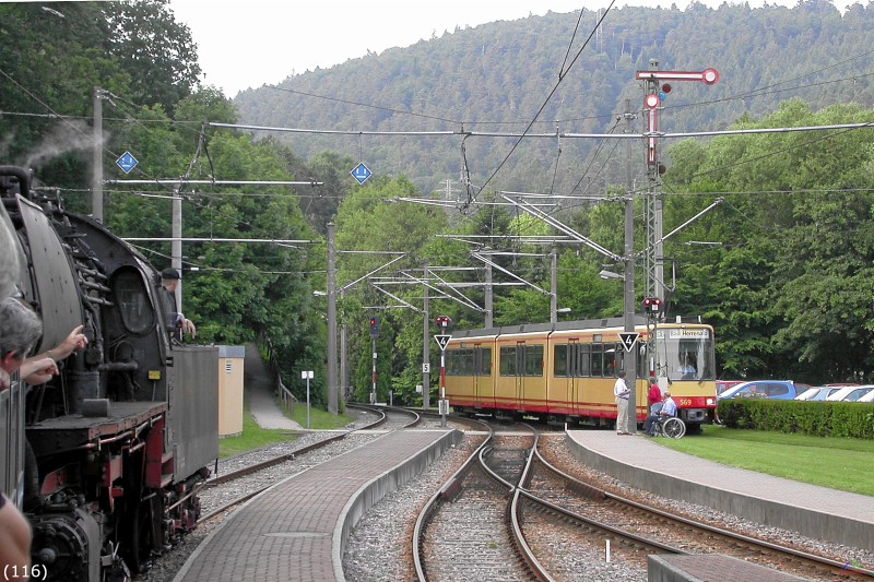 Bahn 116.jpg - Die Strecke wird im planmäßigen Betrieb von Stadtbahnwagen mit 750 V Gleichstrom befahren. Diese wenden in Bad Herrenalb in einer für die Dampflok zu engen Kehrschleife.